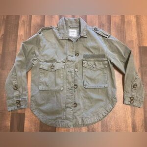 OPPOSITE 
Green Utility Jacket with Epaulettes and Collared Neckline